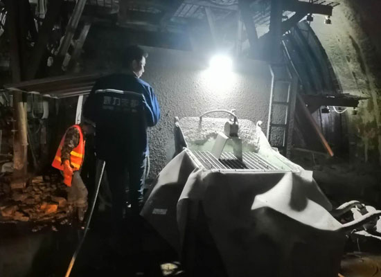 中鐵十八局車(chē)載式雙噴頭濕噴機(jī)施工現(xiàn)場(chǎng)